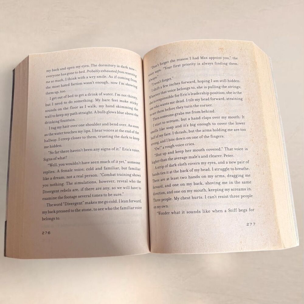 Divergent by Veronica Roth paperback - Picture 5 of 5
